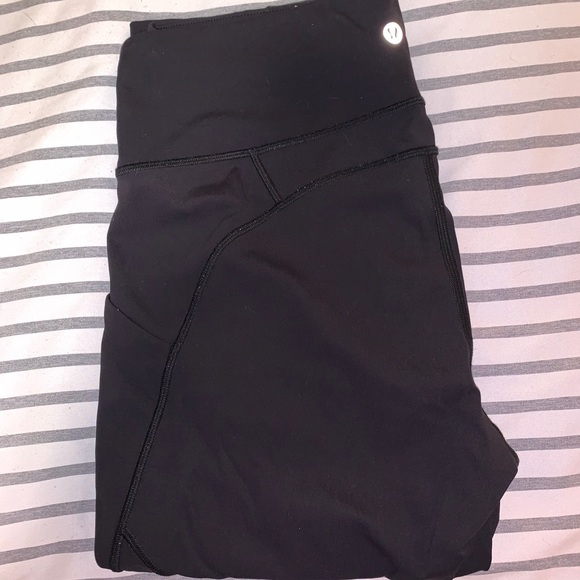 Lululemon Black Cropped Leggings with Pockets - Picture 3 of 4